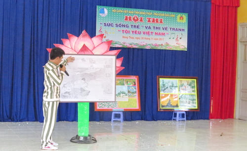 Phạm nhân thuyết trình về tranh vẽ chủ đề "Tôi yêu Việt Nam"